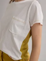 Remera blanca de algodón con bolsillo en el pecho y bordado en la manga.