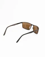 Lentes de sol rectangulares con montura metálica oscura y cristales polarizados de color verde oscuro. Las patillas son delgadas y terminan en un detalle marrón en las puntas.