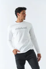 Remera blanca de manga larga con logo gris de la marca Mistral estampado en el pecho.