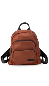 Mochila funcional color beige con detalles en negro, que incluye dos compartimentos con cierre y un bolsillo frontal para fácil acceso.