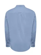 Camisa de manga larga color verde claro, confeccionada en popelina de algodón orgánico. Cuenta con cuello camisero, botones de madera, bolsillo en el pecho con logo bordado y protección UPF +20.
