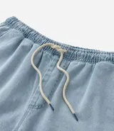 Bermuda de jeans de hombre, color negro con efecto desgastado o acid wash, de corte holgado. Posee cintura elástica con cordón de ajuste y bolsillos laterales.