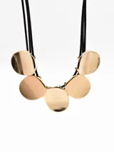 Collar corto dorado con cinco dijes circulares.