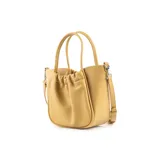 Cartera chica color amarillo, con doble asa corta y correa larga regulable. Diseño de símil cuero graneado con cierre superior y logo de XL Extra Large en el frente.