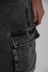 Pantalón cargo gris de jean lavado con 10 bolsillos funcionales, cierre YKK y etiqueta de plastisol.