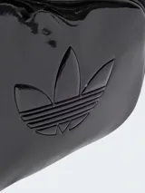 Mini bolso Airline de adidas color negro charolado, con logo de la marca grabado en el frente y asa de neopreno ajustable con detalle de nudo.