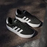 Championes Adidas VL Court Bold negros con plataforma blanca, con las tres tiras blancas características de la marca en el lateral.