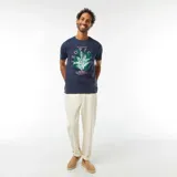 Camiseta azul marino de manga corta con estampado tropical en el frente.