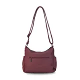 Cartera de cuero color borgoña, con correa larga regulable, dos bolsillos frontales con cierre y un bolsillo trasero con cierre.