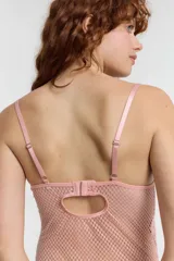 Body blanco con breteles finos regulables, copas con detalle de encaje y laterales de red.