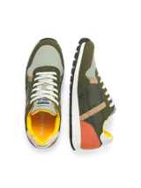 Championes Jack & Jones Arrow, color verde oliva con detalles en naranja y marrón. Confeccionados con forro de mesh de poliéster, cierre de cordones, puntera redonda y suela de EVA.