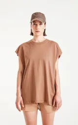 Remera marrón sin mangas de corte holgado.
