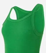 Vestido corto verde de ribana con textura acanalada, escote halter redondo y breteles medianos.