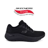 Zapatillas negras con parte superior de malla, sistema de plantilla Arch Fit y suela de tracción flexible.