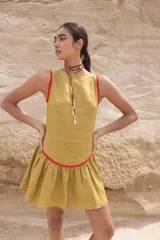 Vestido corto negro con detalles en color camel, sin mangas y falda con volados.