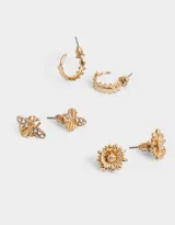 Set de tres pares de aros pasantes dorados con forma de abeja con strass, girasol y argollas.