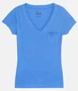 Remera celeste de algodón con escote en V, mangas cortas y bolsillo en el pecho.