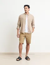 Bermuda color verde con bolsillos laterales y traseros.