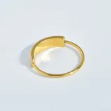 Anillo dorado de acero quirúrgico con diseño rectangular.