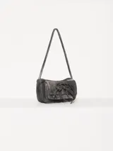 Mini cartera tipo baguette color rosa, realizada en cuero ovino. Tiene acceso mediante un cierre metálico, interior forrado en tejido jacquard con bolsillo y bolsillos frontales con apliques metálicos níquel.