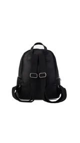 Mochila color tostado combinada con nobuck, bolsillo amplio adelante con broche y cierre, bolsillos en los costados, asas regulables y bolsillos internos cómodos.