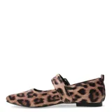Ballerina con estampado animal print, con tira sobre el empeine y hebilla metálica plateada.