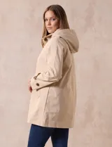 Gabardina impermeable color beige, marca Weatherproof, con abertura central con botones, bolsillos delanteros y capucha desmontable.