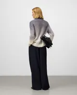 Sweater de punto cardado con diseño degradado en tonos grises y beige. Presenta cuello chimenea, manga larga con hombro caído y remates en canalé. Confeccionado en una mezcla de mohair y lyocell.