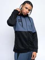 Campera Umbro con capucha, de french terry con cortes y cambio de color en azul y negro. Cierre frontal completo y logo estampado en el pecho.