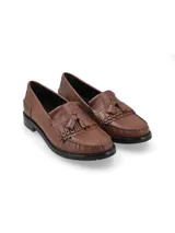 Mocasín de cuero marrón con detalle de borlas y suela plana.