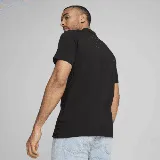 Chomba negra de piqué de algodón, corte clásico, con cuello polo y tapeta de dos botones. Logo de Puma bordado en amarillo en el pecho y escudo del Club Atlético Peñarol en la manga.