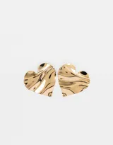 Aros colgantes cortos con forma de corazón de metal dorado con textura ondulada.