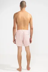 Short de baño para hombre con estampa de rayas finas pinstripe, confeccionado en tejido liviano, elástico y de secado rápido. Presenta cintura elástica con cordón regulable, bolsillos laterales y bolsillo trasero con cierre.