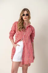 Camisa larga a rayas verticales rojas y blancas, con cuello camisero y cierre frontal con botones.