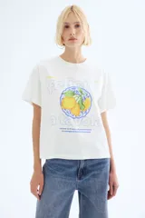 Remera blanca de corte amplio con cuello redondo y mangas cortas. Estampado frontal con limones y texto en italiano.