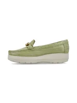 Mocasín de cuero charol negro con plataforma blanca y detalle de hebilla metálica plateada en el empeine.