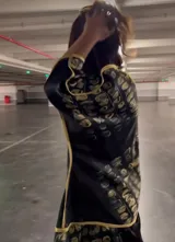 Vestido kimono de seda azul noche con estampado digital de diseño abstracto en dorado y ribete dorado.