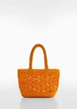 Bolso de rafia color naranja, con doble asa corta y diseño calado.