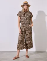Pantalón de lino con estampado animal print, con pretina ancha elastizada y bolsillos inclinados.