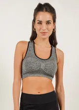 Top deportivo gris con espalda cruzada, breteles anchos y copas forradas con relleno extraíble. Sujeción suave para ejercicio de bajo impacto. Modelo diseñado con el mínimo de costuras para un ajuste más cómodo.