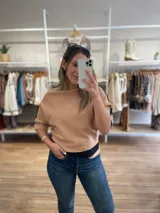 Sweater de tejido fino con manga tipo murciélago, color tostado, de corte suelto y cómodo.
