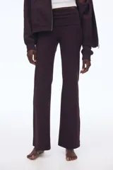 Pantalón marrón de punto de algodón suave, con cintura ancha plegable y piernas rectas con bajo acampanado.