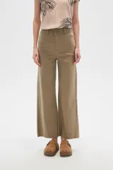 Pantalón de jean color beige, de corte flare y tiro alto, con terminación desflecada.