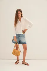 Camisa blanca de mangas largas, con frente de broderie de algodón y espalda y mangas de jersey a tono.