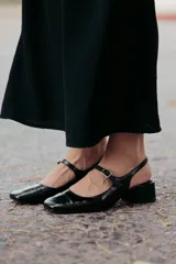 Zapatos estilo Mary Jane color beige, confeccionados en cuero, con taco cuadrado de 6 cm y tira con hebilla sobre el empeine.