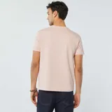Camiseta rosa de manga corta con textura de seersucker y cuello redondo.