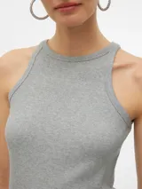 Musculosa gris de punto con cuello redondo y sisas americanas.