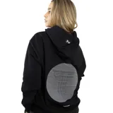 Canguro negro con capucha, cordones ajustables y logo blanco estampado en el pecho.