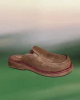 Zueco tipo mule de cuero color marrón, con plataforma gruesa y detalle de ribete color bordó en la base de la capellada.