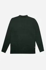 Polo de manga larga color verde oscuro, con cuello clásico y tapeta de dos botones.